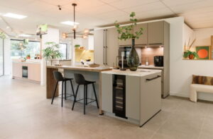Sfeervolle stille keuken ontwerpen bij I-KOOK met stille keukenapparatuur, geluiddempende meubels en zachte accessoires Sfeervolle stille keuken ontwerpen bij I-KOOK met stille keukenapparatuur, geluiddempende meubels en zachte accessoires