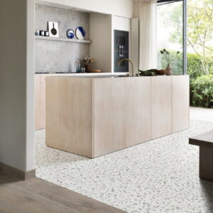 Vloer zoning met 2 keukenvloer materialen: PVC tegels terrazzo Fiastra en grijs eiken PVC planken van Moduleo Vloer zoning met 2 keukenvloer materialen: PVC tegels terrazzo Fiastra en grijs eiken PVC planken van Moduleo