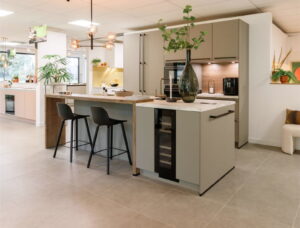 Groene moderne keuken met sfeervol kookeiland, bar en een wijnklimaatkast Groene moderne keuken met sfeervol kookeiland, bar en een wijnklimaatkast