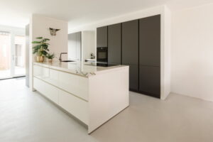 Grijze gietvloer in de witte moderne keuken met kookeiland - Binnenkijker bij trotse I-KOOK klant, Oss Grijze gietvloer in de witte moderne keuken met kookeiland - Binnenkijker bij trotse I-KOOK klant, Oss