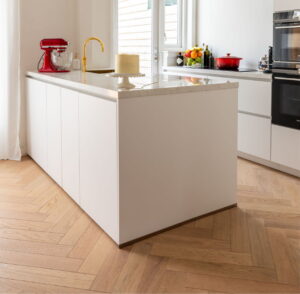 Licht eiken houten visgraat keukenvloer in een luxe moderne keuken - Binnenkijker bij een trotse I-KOOK klant Licht eiken houten visgraat keukenvloer in een luxe moderne keuken - Binnenkijker bij een trotse I-KOOK klant