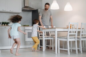 Met blote voeten op de keukenvloer met vloerverwarming - Pavel Danilyuk, Pexels Met blote voeten op de keukenvloer met vloerverwarming - Pavel Danilyuk, Pexels