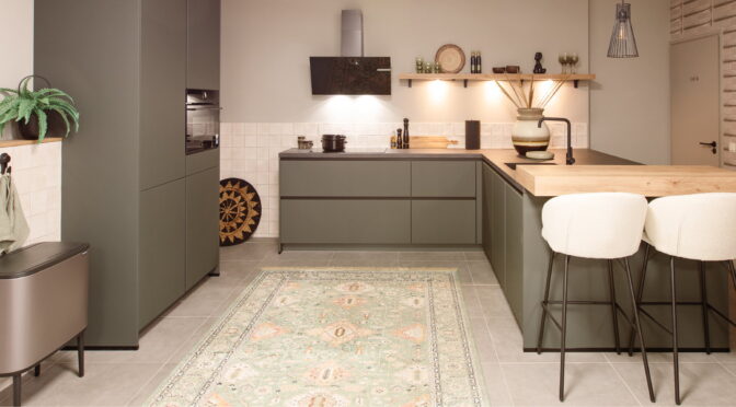 Moderne groene keuken greeploos - groene L-keuken, hoekkeuken met bar