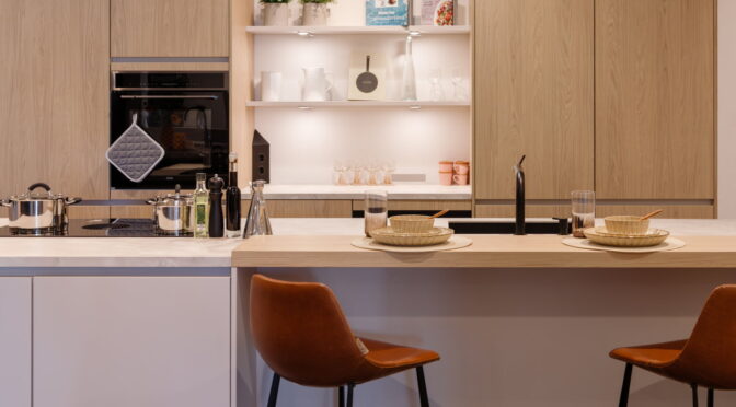 Japandi keuken met kookeiland wit, houten bar - TV programma De Grote Tuinverbouwing