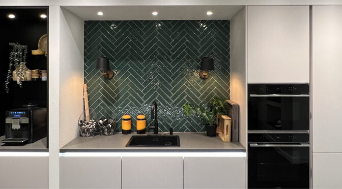 Coffee corner in een koffiehoek nis van een witte moderne keuken in De Grote Tuinverbouwing