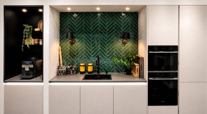 Coffee corner in een koffiehoek nis van een witte moderne keuken in De Grote Tuinverbouwing