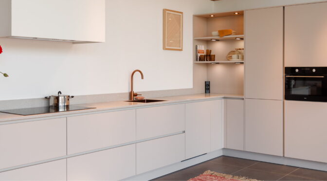 Keuken uitzoeken tips - moderne L-keuken beige