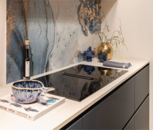 Inductiekookplaat met afzuiging in een blauwe moderne keuken van I-KOOK