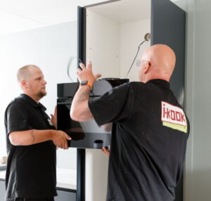 Keukenmontage door I-KOOK Select monteurs: oven installeren in hoge keukenkast