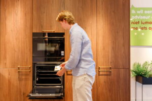 Energielabel checken van een multifunctionele oven in een houten keuken van I-KOOK