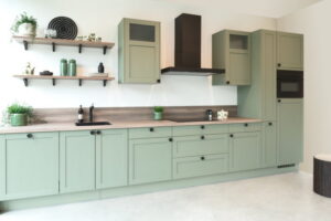 Modern landelijke keuken groen met licht hout - apparatuur: kookplaat, afzuigkap, oven, koelkast, vaatwasser en Quooker