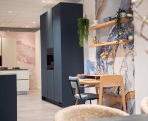 Keukentrends 2027: keukenzones - Moderne blauwe keuken werkzone = licht eiken bureau en wandplanken als werkplek Keukentrends 2027: keukenzones - Moderne blauwe keuken werkzone = licht eiken bureau en wandplanken als werkplek