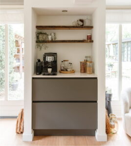 Moderne keuken zones: koffiecorner, aparte koffiehoek met 2 greeploze lades en houten wandplanken met schors Moderne keuken zones: koffiecorner, aparte koffiehoek met 2 greeploze lades en houten wandplanken met schors