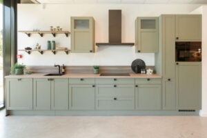 Keuken op 1 fase: gezellige landelijke groene keuken met inductiekookplaat, afzuigkap, koelkast, oven en Quooker op 1 fase Keuken op 1 fase: gezellige landelijke groene keuken met inductiekookplaat, afzuigkap, koelkast, oven en Quooker op 1 fase