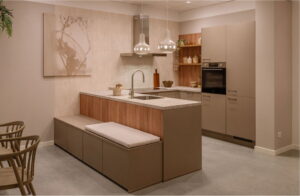 2027 Keuken kleur Macchiato Japandi U-keuken met zitbank met houtlook panelen 2027 Keuken kleur Macchiato Japandi U-keuken met zitbank met houtlook panelen