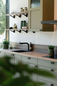 Keuken kleur trend 2027: olijf groen - landelijke keuken met olijfgroene kaderdeuren en houtlook werkblad Keuken kleur trend 2027: olijf groen - landelijke keuken met olijfgroene kaderdeuren en houtlook werkblad
