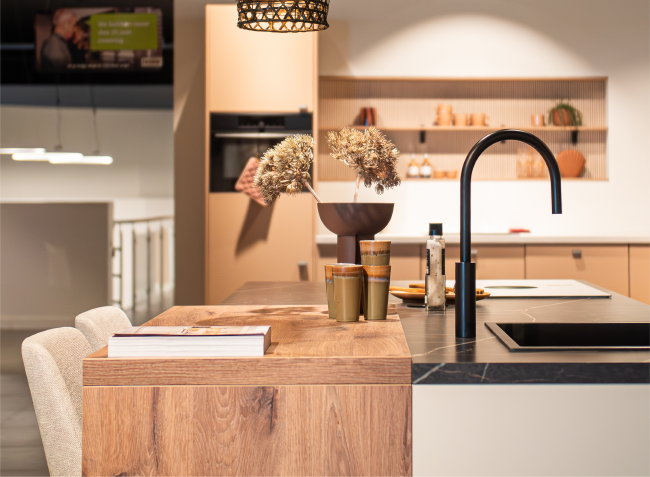 Keukentrend 2027: Toffee & Coffee - koffie bruine kleuren met gebrand oranje als accentkleur Keukentrend 2027: Toffee & Coffee - koffie bruine kleuren met gebrand oranje als accentkleur