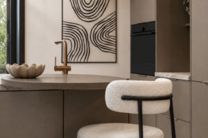 Kookeiland met ronde bar walnoot - bruin metallic kasten en marmerlook werkblad Kookeiland met ronde bar walnoot - bruin metallic kasten en marmerlook werkblad