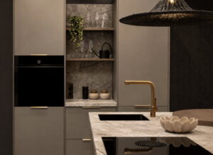 Champagne metallic keuken met kookeiland en koffienis: rond barblad, BORA kookplaat, koperen kraan, spoelbak en handgrepen en ronde rotan lamp zwart Champagne metallic keuken met kookeiland en koffienis: rond barblad, BORA kookplaat, koperen kraan, spoelbak en handgrepen en ronde rotan lamp zwart